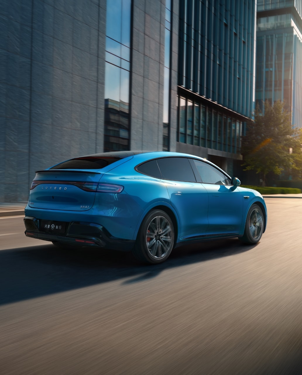 LuxceedLuxceed R7 modèle 2026, vue latérale droite, carrosserie bleue ENOVATE, roulant sur une route TownCar.