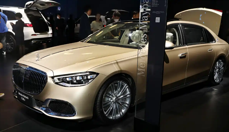 Imagem oficial da frente do MaybachS 580 e, com grade vertical cromada e logotipo iluminado Maybach